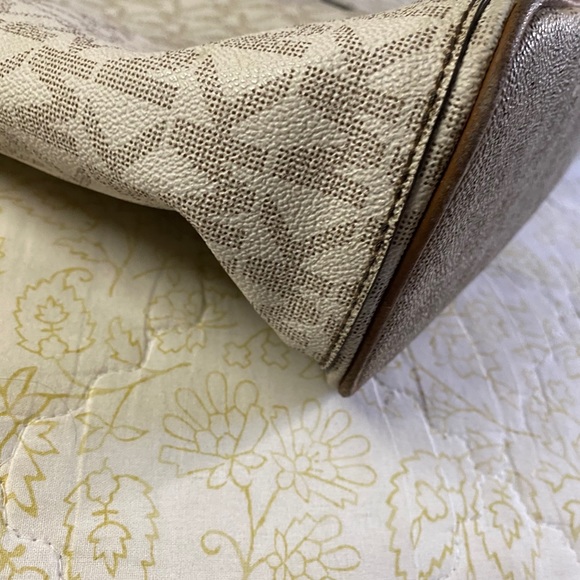 Michael kors purse - Picture 5 of 5